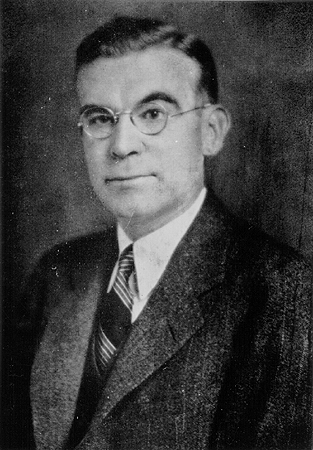 Scanned portrait photograph of 
Ralph Munn.