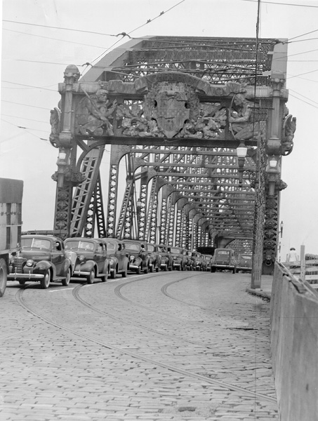 Scanned photo of Manchester Bridge, circa 1940.