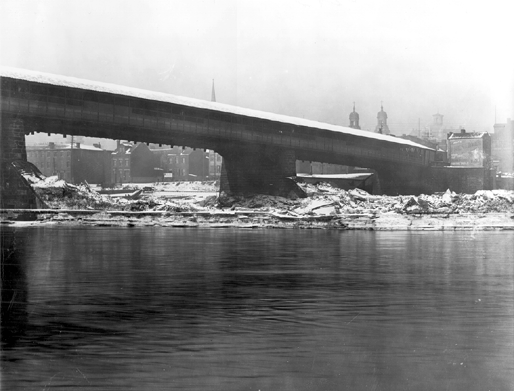 Photo_of_old_covered_16th_St._Bridge.