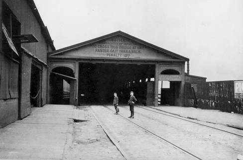 Photo_of_entrance_to_old_16th_St._Bridge.