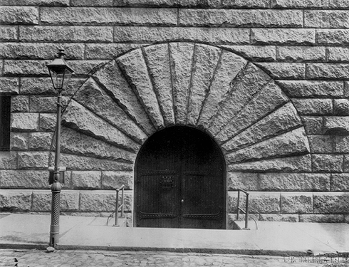 Photo_of_entrance_to_jail.