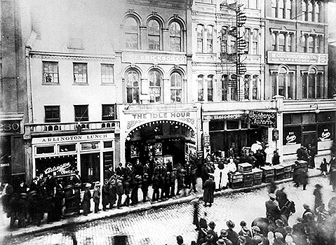 Photo_of_breadline_on_Diamond_Street.