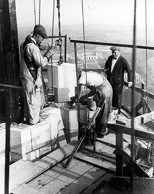 Photo_of_Cathedral_of_Learning_under_construction.