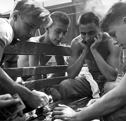 Photo_of_young_men_playing_cards.