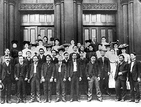 Photo_of_Chinese_immigrants_in_front_of_Fourth_Avenue_Baptist_Church.