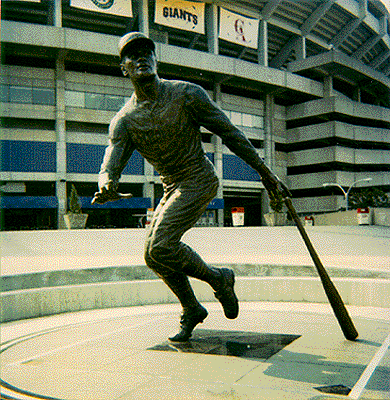 Photo_of_statue_of_Roberto_Clemente_at_Three_Rivers_Stadium_(front_view).