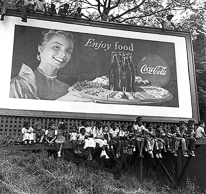 Photo_of_billboard_and_spectators_at_4th_of_July_parade.