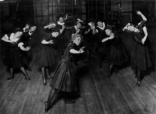 Photo_of_Physical_Instruction_class_at_Margaret_Morrison_College_for_Women_(Carnegie_Institute_of_Technology).