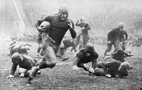 Photo_of_Pitt_halfback_Tom_Davies_running_down_the_field.