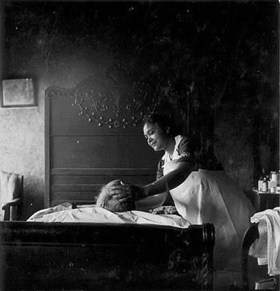 Photo_of_visiting_nurse_at_her_work.