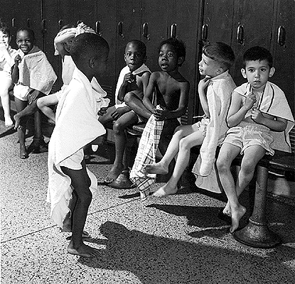 Photo_of_children_after_leaving_swimming_pool.