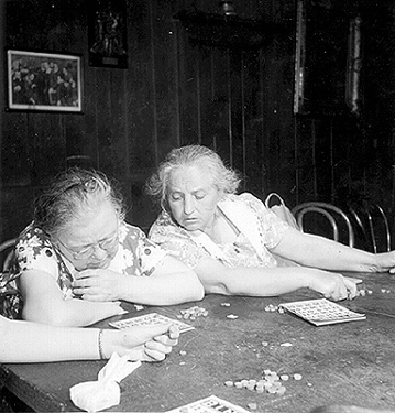 Photo_of_ladies_playing_bingo.