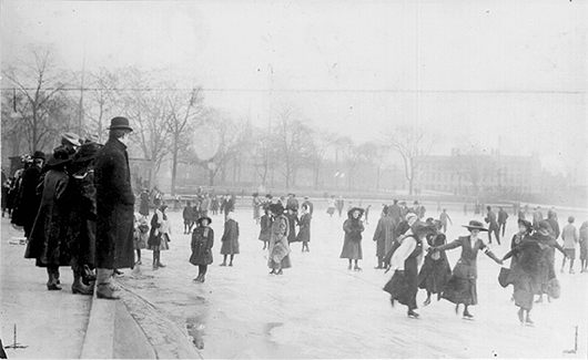 Photo_of_skaters_on_Lake_Elizabeth.