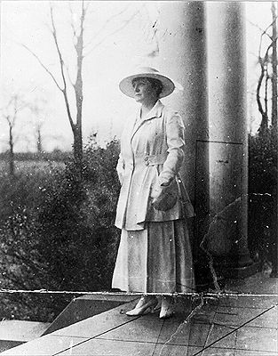 Portrait_photo_of_Mary_Roberts_Rinehart.