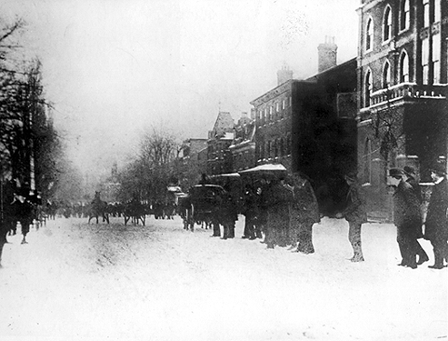 Photo_of_horse_racing_on_Ridge_Ave.