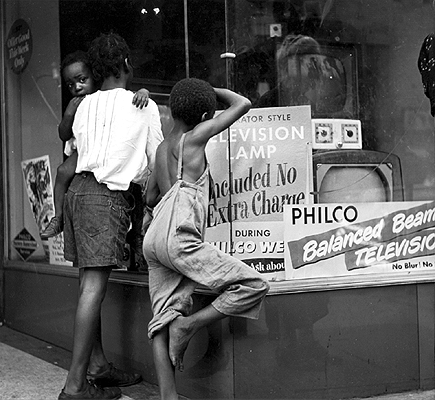 Photo_of_children_watching_tv_in_a_store_window.