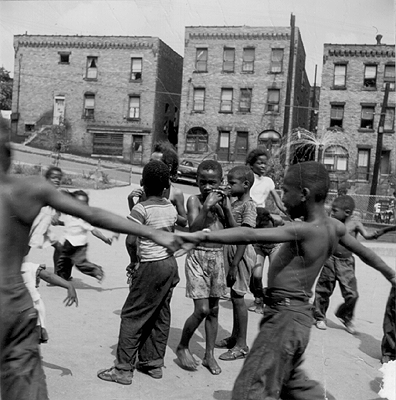 Photo_of_children_playing_in_Moorehead_Parklet.