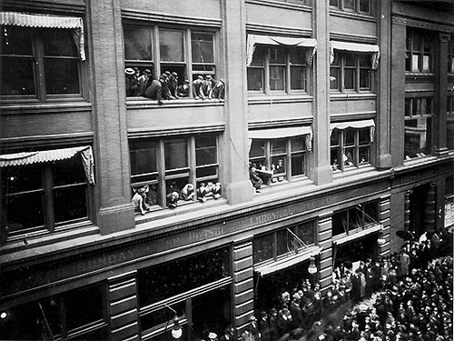 Photo_of_crowd_listening_to_play-by-play_of_1909_World_Series.