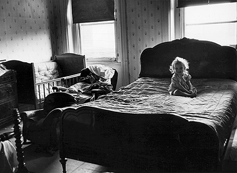 Photo_of_little_girl_on_bed_in_sunlight_and_shadow.