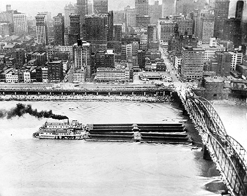 Photo_of_boat_race_and_Smithfield_Street_Bridge_in_1949.