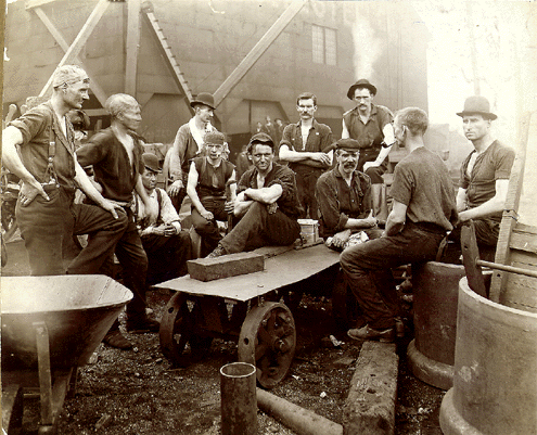 Photo_of_group_of_men_in_mill.