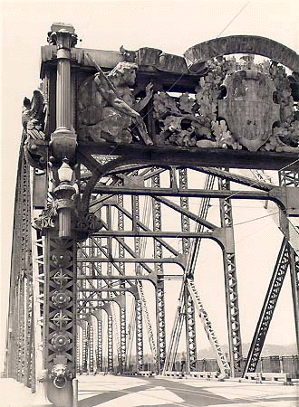 Scanned photo of Manchester Bridge.